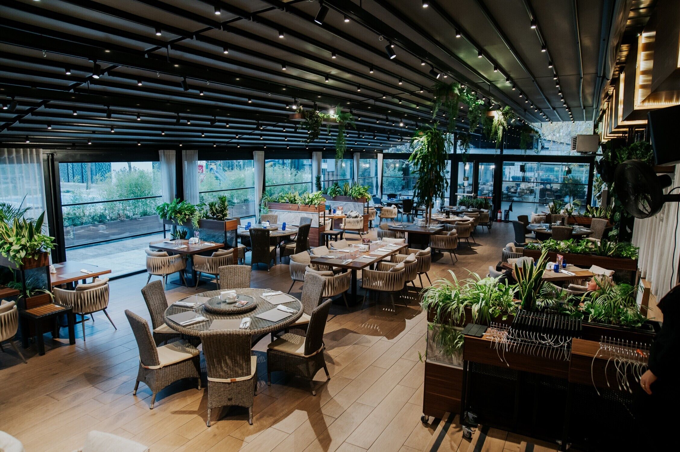 Phục vụ bữa sáng, bữa trưa, bữa tối, món địa phương và quốc tế 