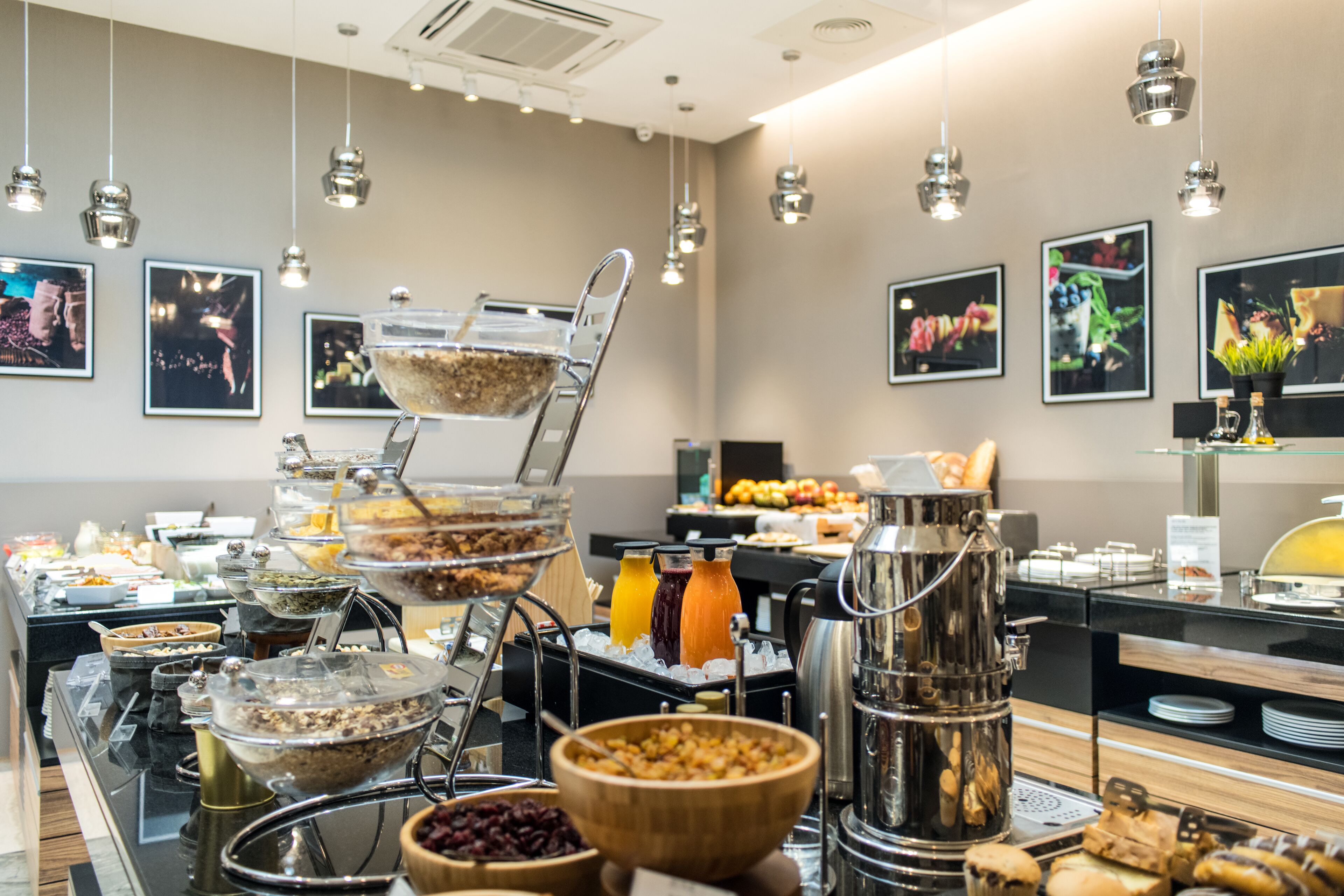 Un espace buffet proposant une variété d’aliments, notamment des fruits, des céréales et des boissons.