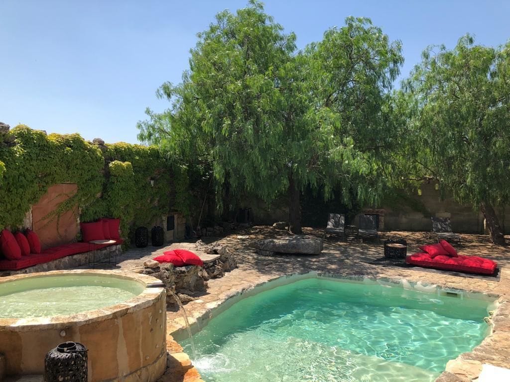 حمام سباحة