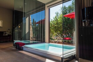 1 bedroom, premium bedding, memory-foam beds, minibar