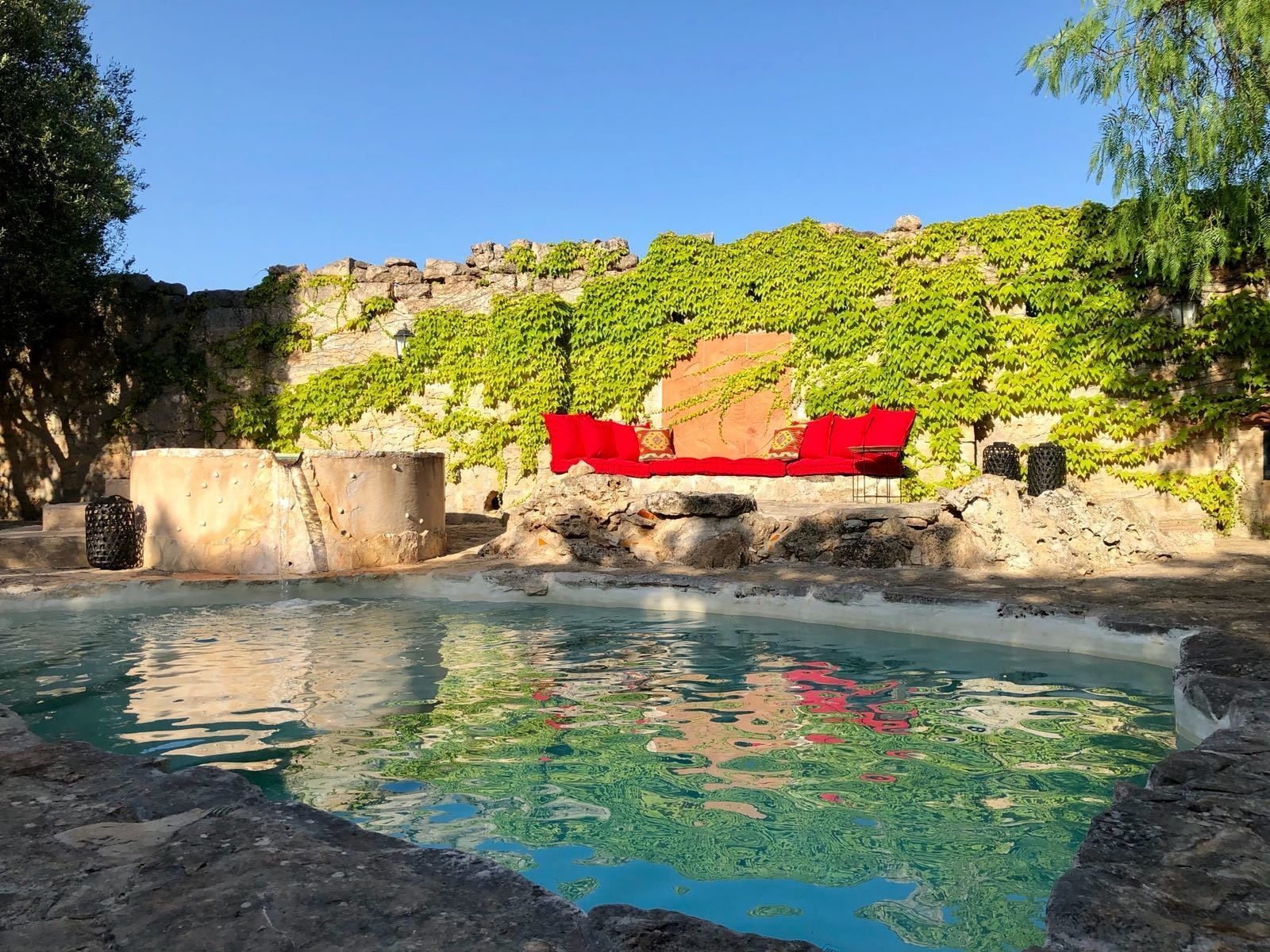 2 outdoor pools, pool loungers