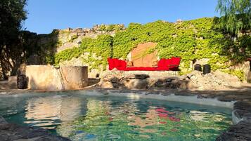 2 piscines extérieures, chaises longues