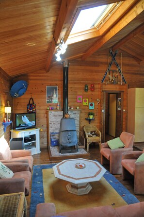 Chalet, 3 chambres | Salle de séjour | Télévision à écran plat, lecteur de DVD