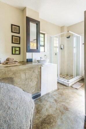 Deluxe Double or Twin Room, 1 Bedroom, Non Smoking, Garden View | Bathroom | Deep soaking tub, rainfall showerhead, free toiletries, hair dryer - Lost Trail Bed and Breakfast (Mbombela)