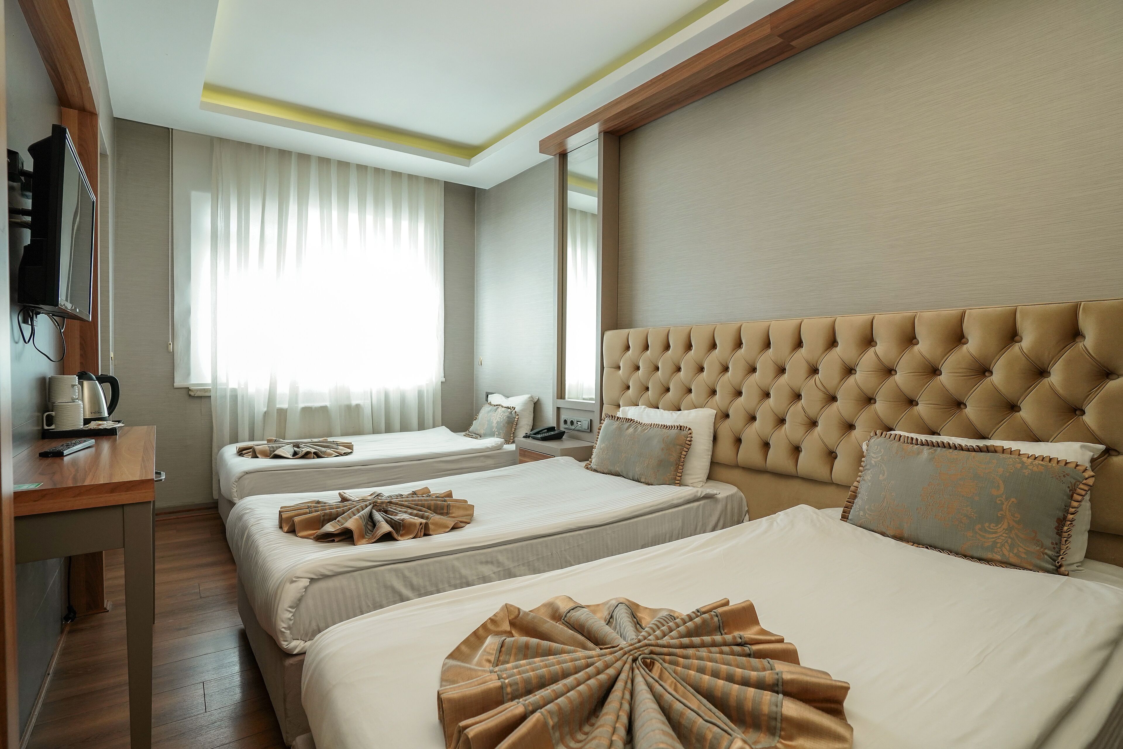 standard triple room | 1 bedroom, minibar, in-room safe, desk