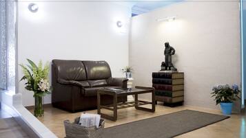 Coin salon dans le hall