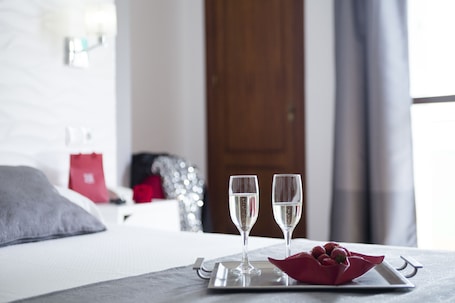 Superior Double Room, Terrace | Room service – dining. Hostal Alhambra