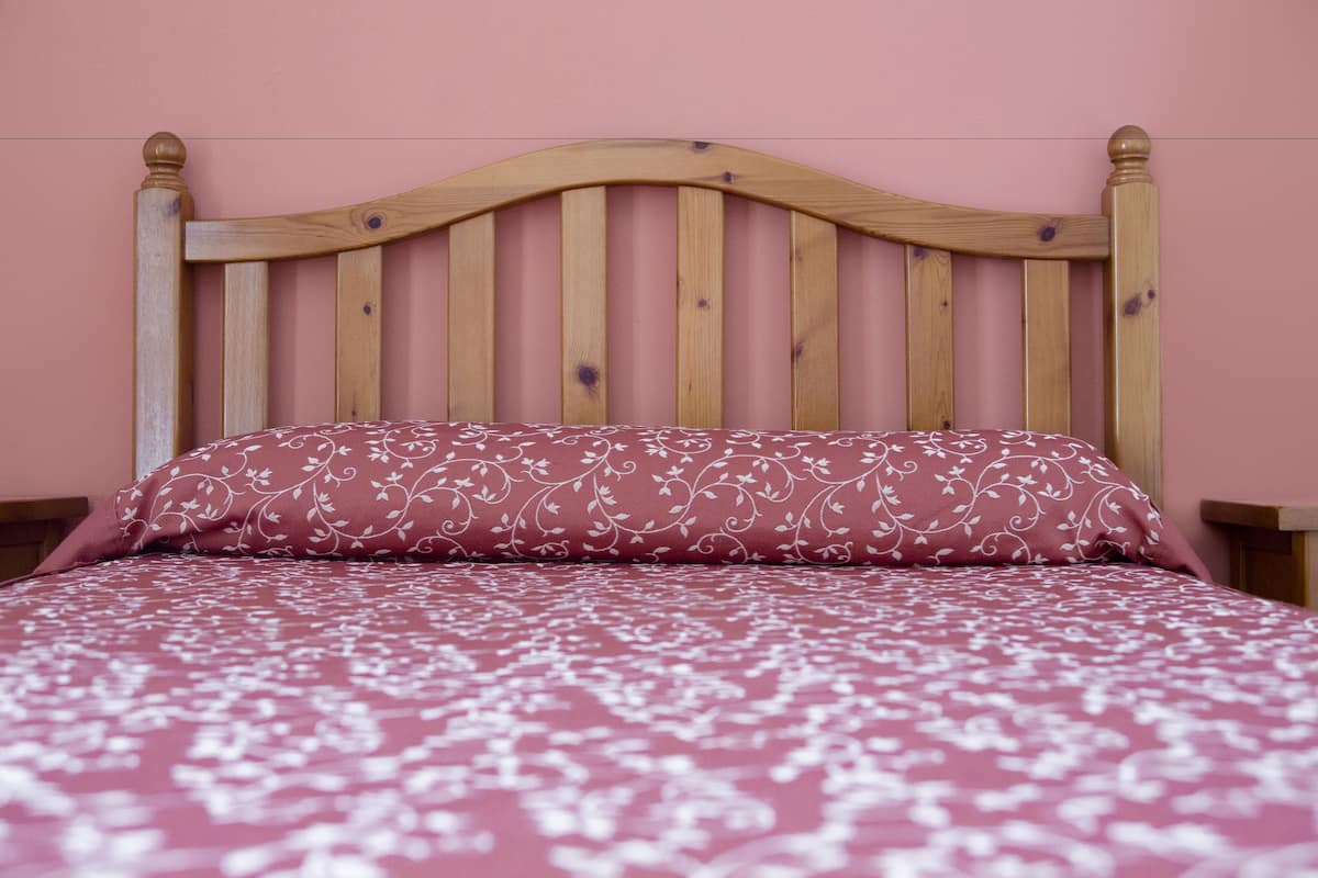 Ropa de cama de alta calidad, colchones con pillow-top y escritorio
