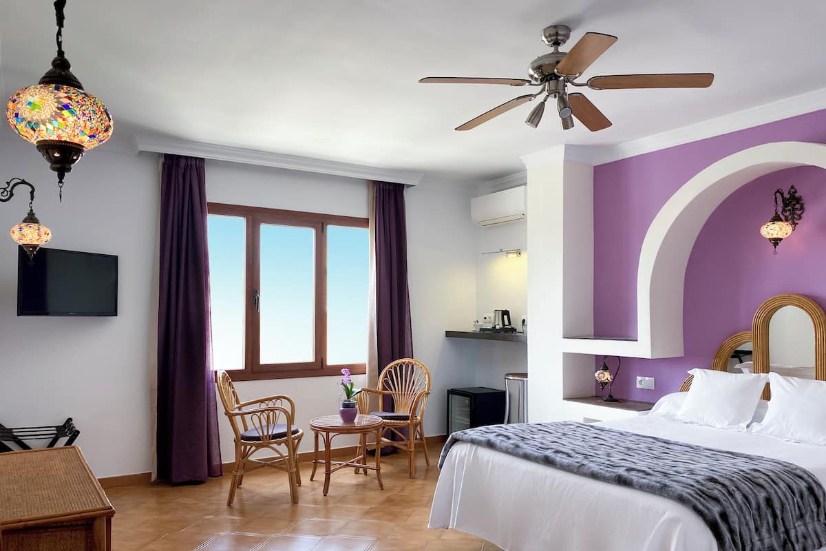 Ropa de cama de alta calidad, colchones con pillow-top y escritorio