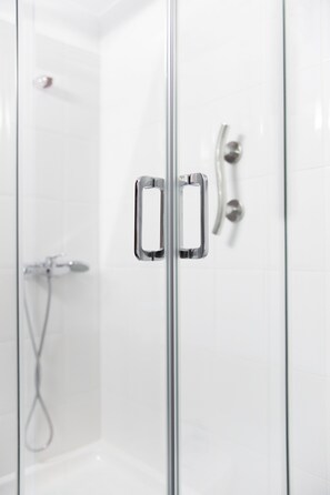 Habitación doble superior, balcón | Regadera en el baño