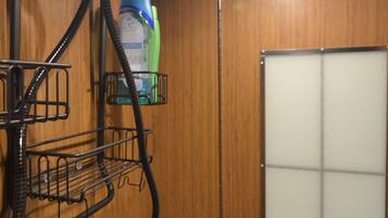 Elite Penthouse, 1 Queen Bed, City View, Garden Area | Bathroom | Shower, free toiletries, towels, shampoo