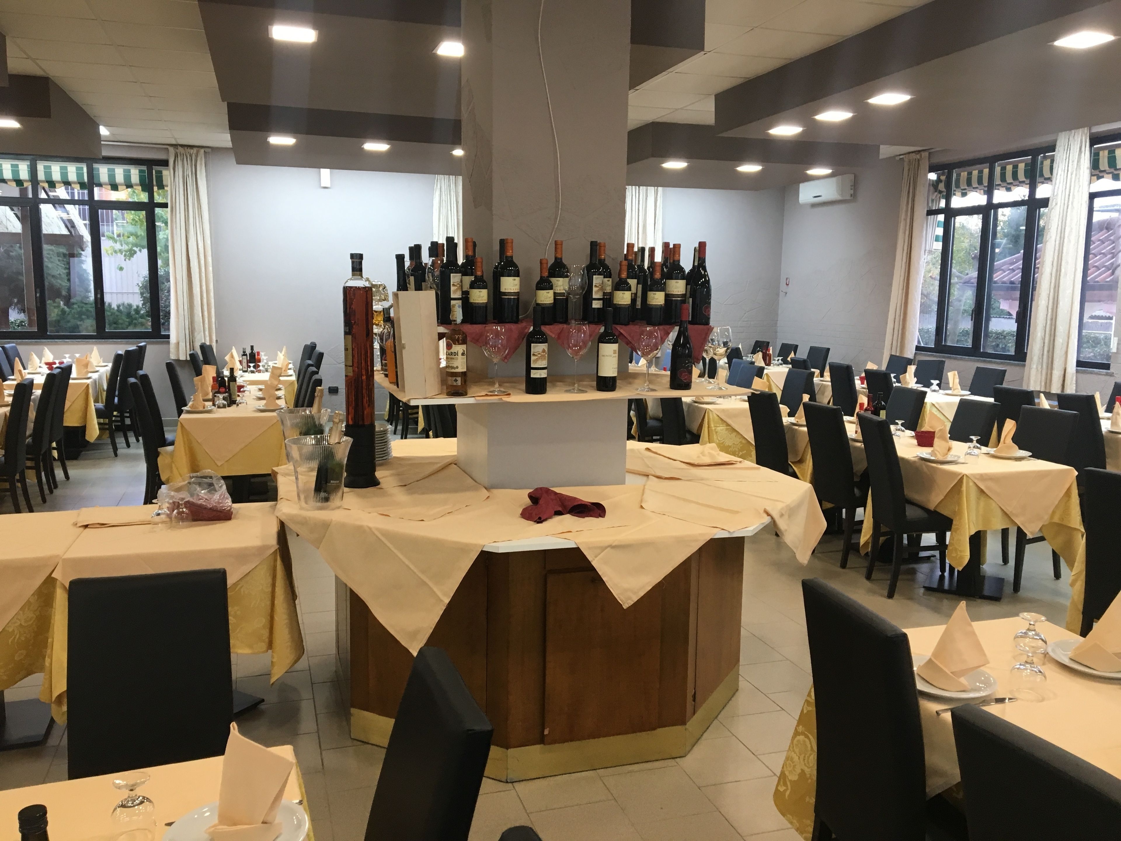 Aperto a pranzo e cena, cucina mediterranea