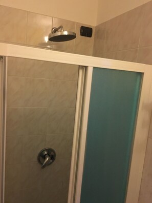Kamar Triple | Kamar mandi | Shower, perlengkapan mandi gratis,  dan handuk