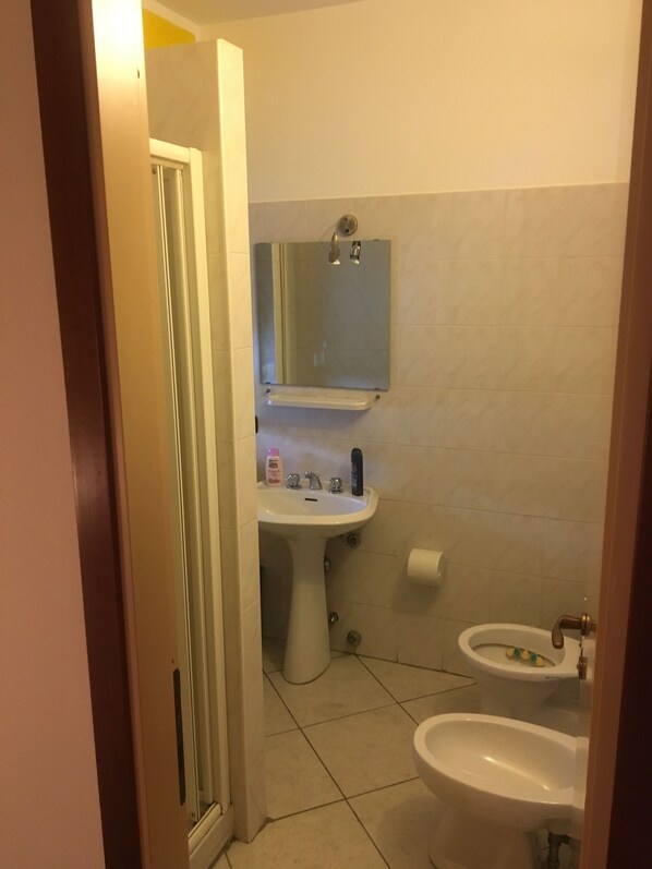 A bathroom with a sink, mirror, toilet, and bidet. - Il Calipso by Mago (Turbigo)