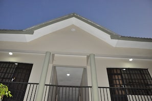 Vista frontal de la propiedad
