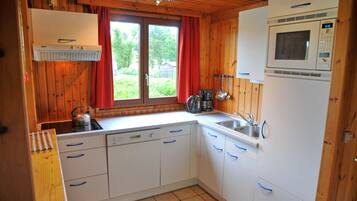 Bungalow, 3 slaapkamers, terras | Privékeuken | Een koelkast met diepvriezer, een microgolfoven, een oven, een kookplaat