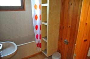 Bungalow, 3 Bedrooms | Bathroom | Combined shower/tub