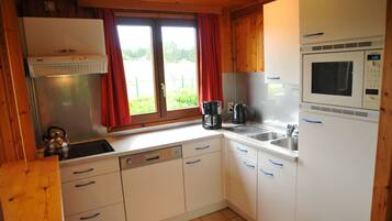 Bungalow, 3 slaapkamers | Privékeuken | Een koelkast met diepvriezer, een microgolfoven, een oven, een kookplaat