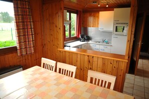 Bungalow, 3 chambres | Restauration dans la chambre