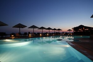 室外游泳池，日光浴躺椅