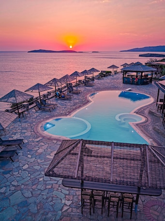 Piscina all'aperto, lettini