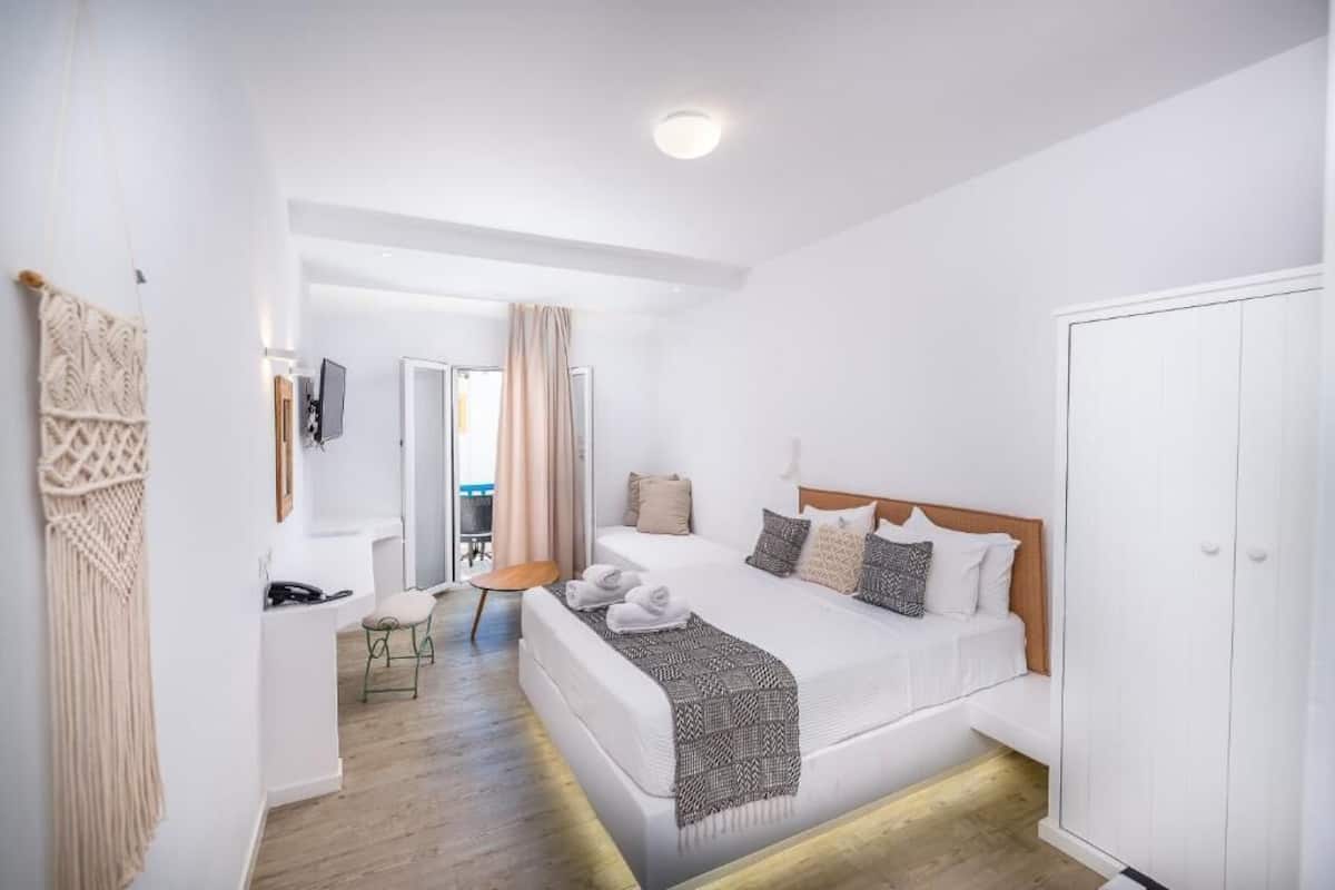 Junior Suite with Garden View | Pillowtop-patjalliset sängyt, tallelokero huoneessa