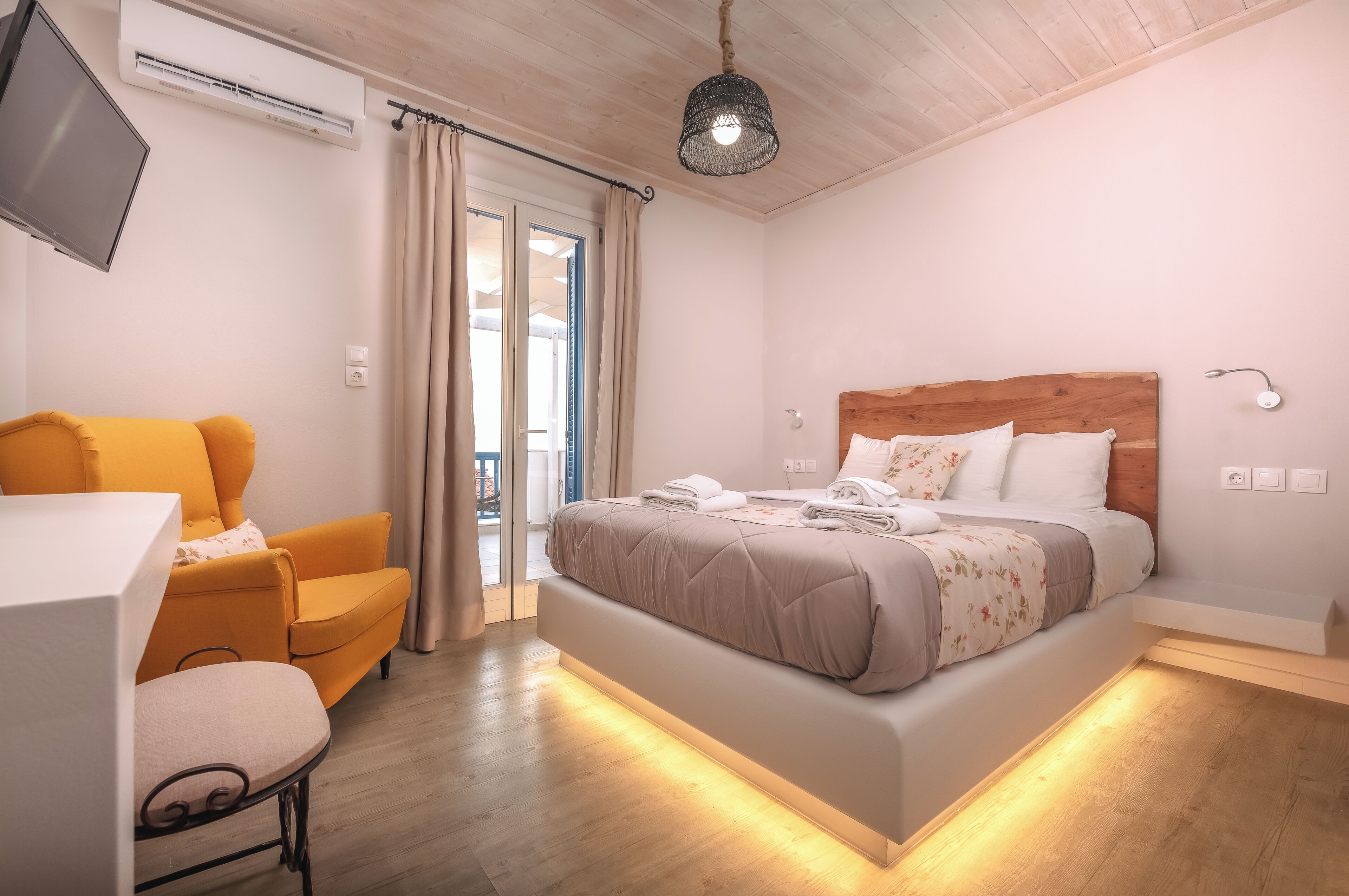 Een slaapkamer met een bed, een bureau, een stoel en een televisie.