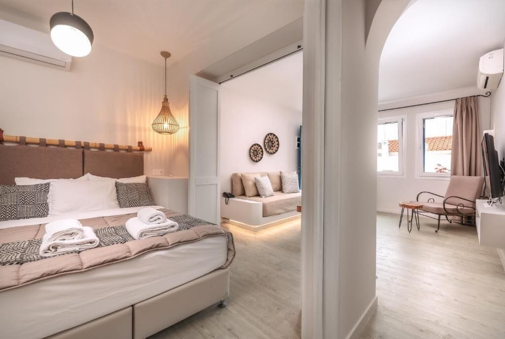 Superior-sviitti | Pillowtop-patjalliset sängyt, tallelokero huoneessa