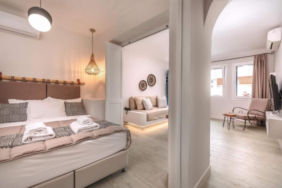 Superior-sviitti | Pillowtop-patjalliset sängyt, tallelokero huoneessa