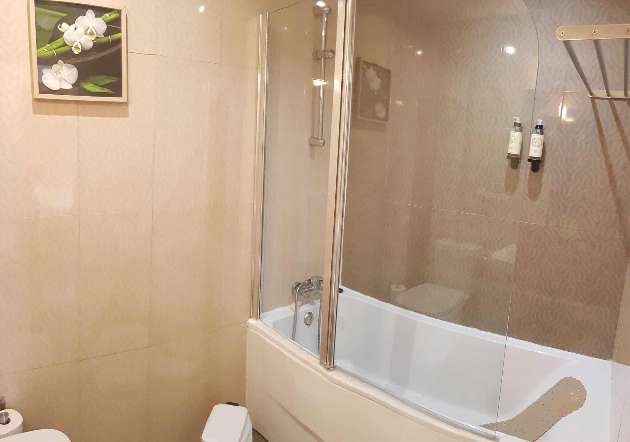 标准四人房, 私人浴室 | 浴室 | 淋浴设施、免费洗浴用品、毛巾