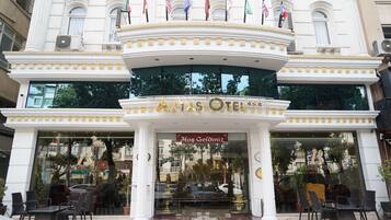 Fachada de la propiedad por la tarde o noche