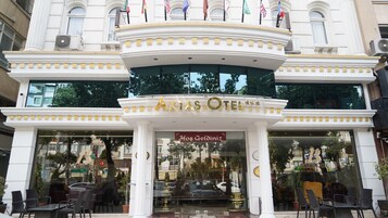 住宿正面 - 傍晚/夜晚