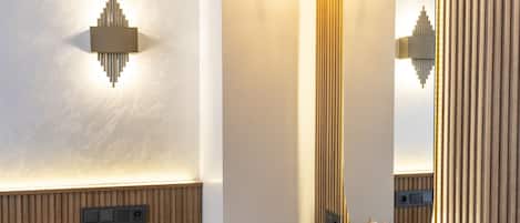 Standaard tweepersoonskamer | Een minibar, een kluis op de kamer, een bureau, geluiddichte muren