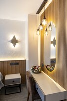 标准双人房 | 迷你吧、客房内保险箱、办公桌、隔音