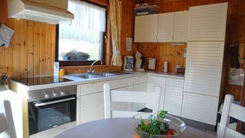 Bungalow, 3 slaapkamers, terras, op benedenverdieping | Privékeuken | Een koelkast met diepvriezer, een microgolfoven, een oven, een kookplaat