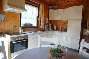 Bungalow, 3 Bedrooms, Terrace, Ground Floor | Private kitchen | Full-size fridge, microwave, oven, stovetop - Wilgenhof (Hotton)