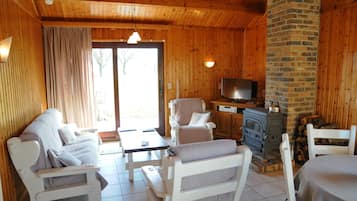 Bungalow, 3 slaapkamers, terras, op benedenverdieping | Woonkamer | Televisie en een dvd-speler