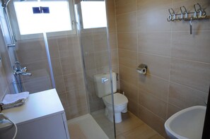 Bungalow, 3 slaapkamers, terras, op benedenverdieping | Badkamer | Een douche, handdoeken