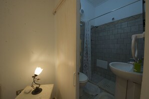 Double Room | Bathroom | Shower, free toiletries, hair dryer, bathrobes - La cutizza (Martina Franca)
