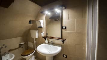 Habitación Deluxe doble | Baño | Ducha, artículos de higiene personal gratuitos y secador de pelo