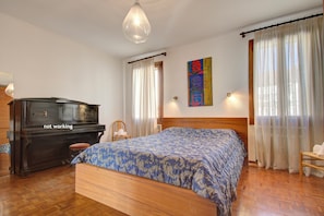 2 bedrooms, iron/ironing board, bed sheets
