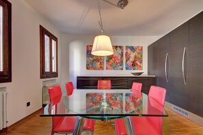 Kühlschrank, Mikrowelle, Herdplatte, Geschirrspüler