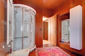 Dusche, Haartrockner, Bidet, Handtücher