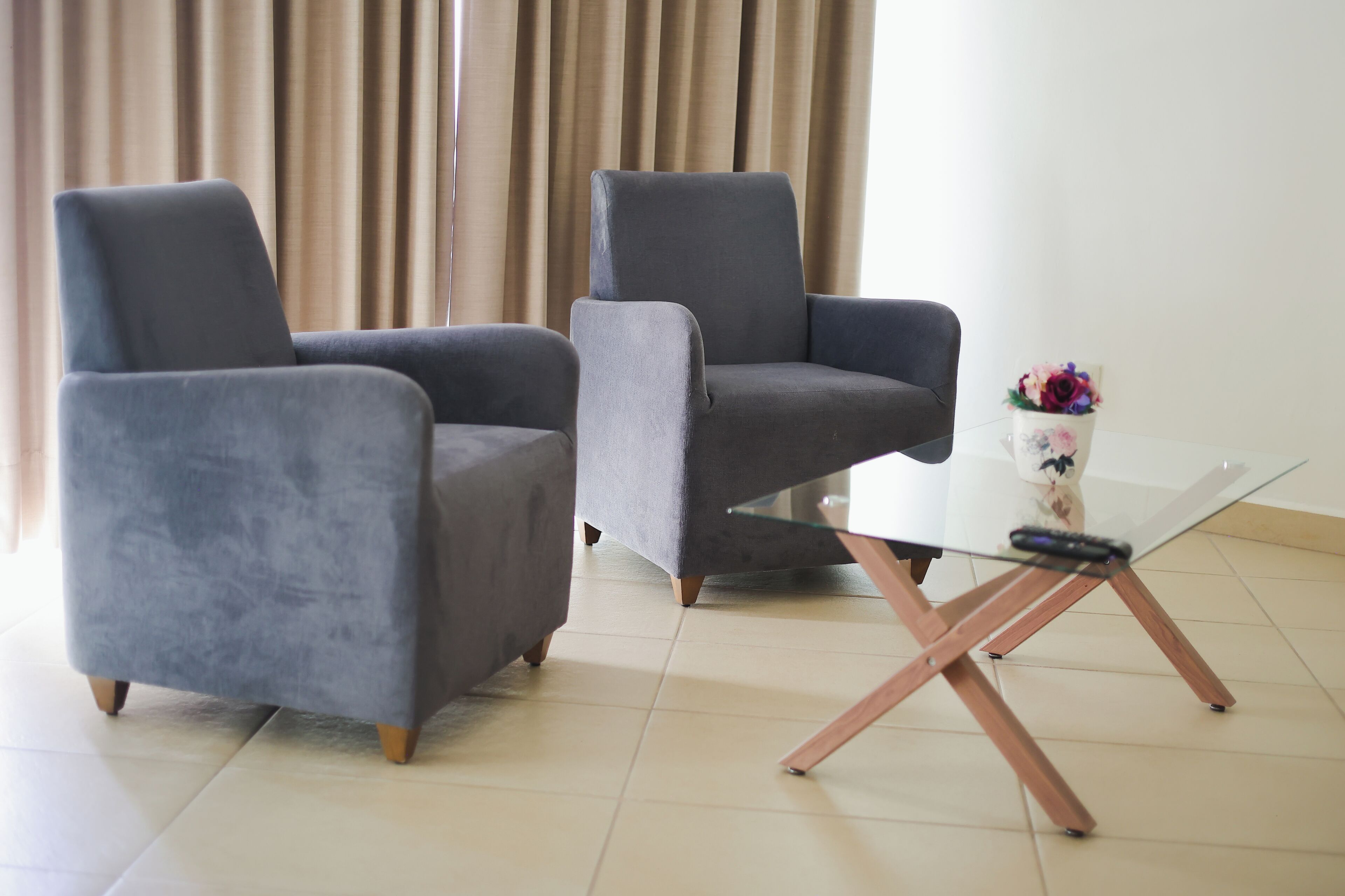 Suite Premium, 2 habitaciones | Sala de estar | Televisión de pantalla plana de 35 pulgadas con canales por cable 