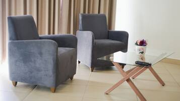 Suite Premium, 2 habitaciones | Sala de estar | Televisión de pantalla plana de 35 pulgadas con canales por cable