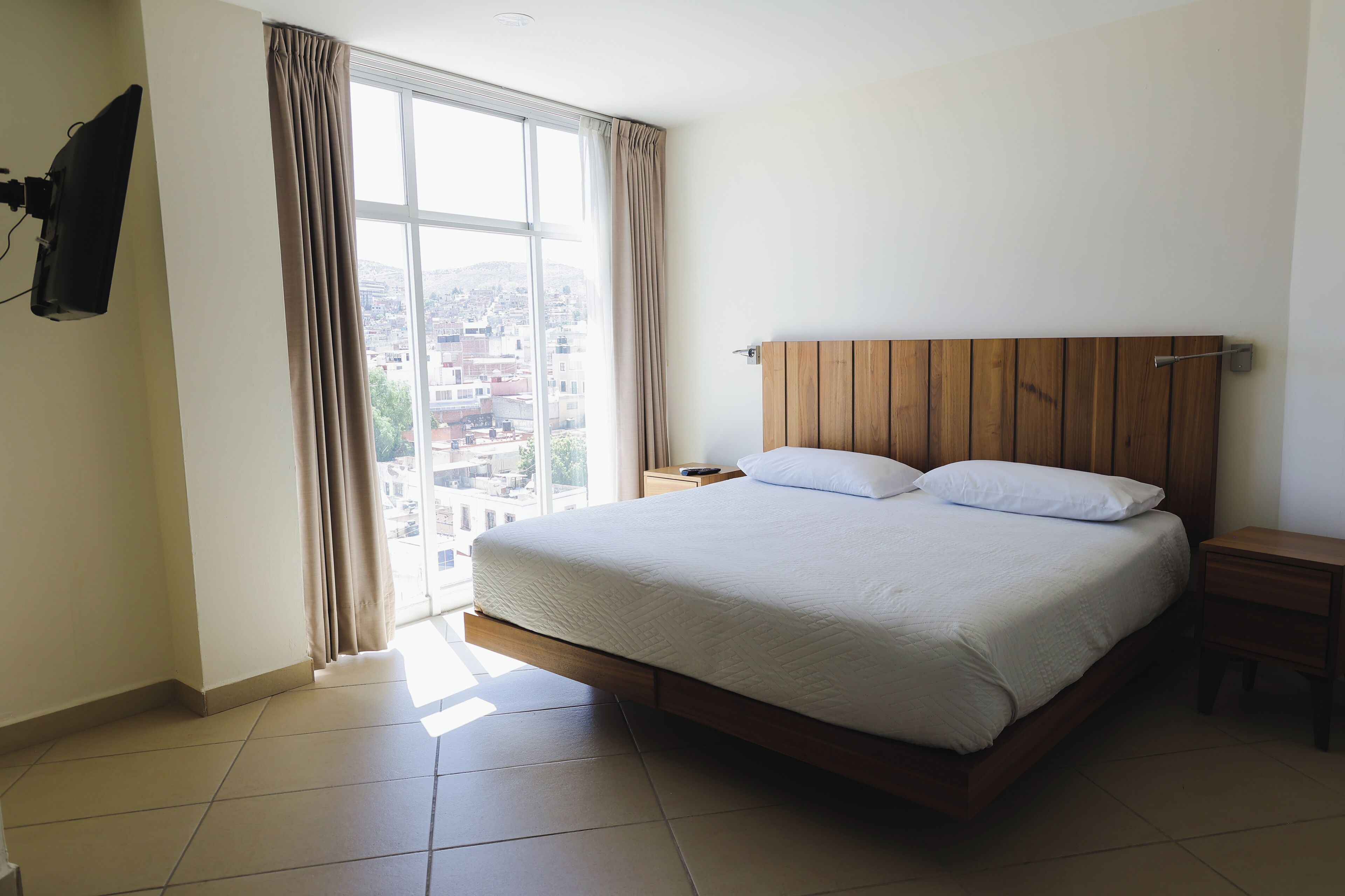 Caja de seguridad en la habitación y espacio para trabajar con laptop 