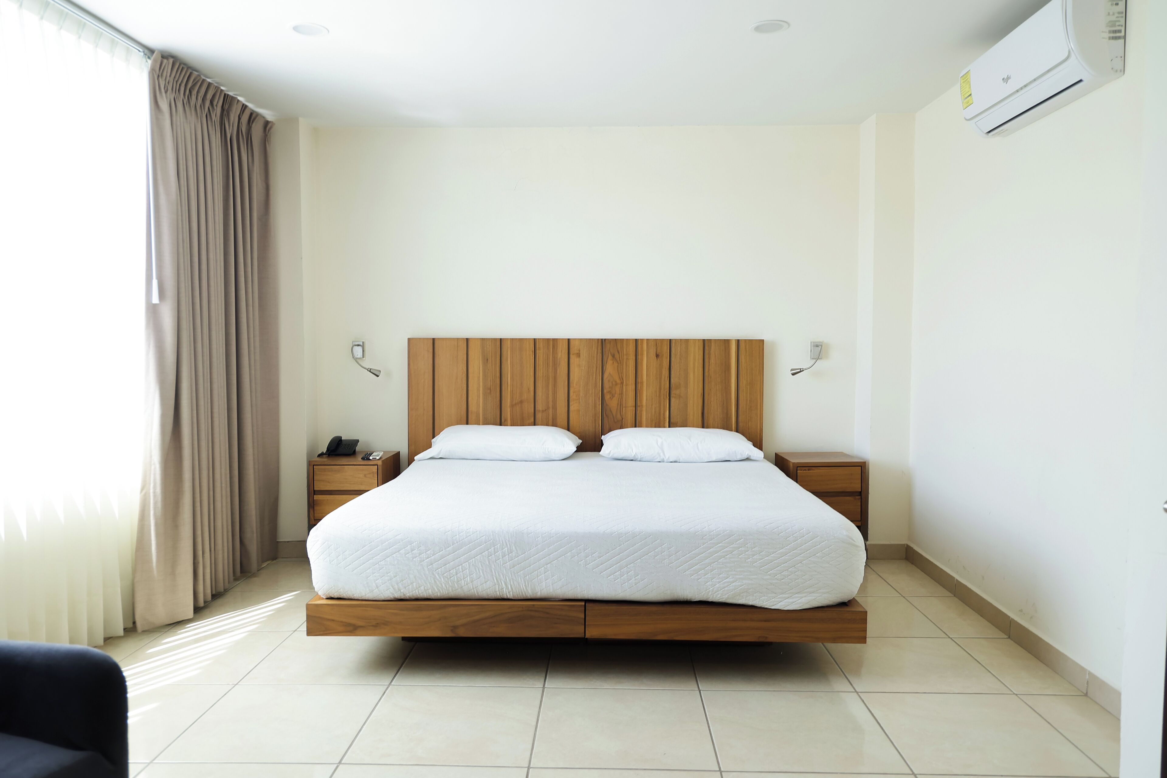 Suite panorámica, 2 habitaciones | Caja de seguridad en la habitación y espacio para trabajar con laptop 