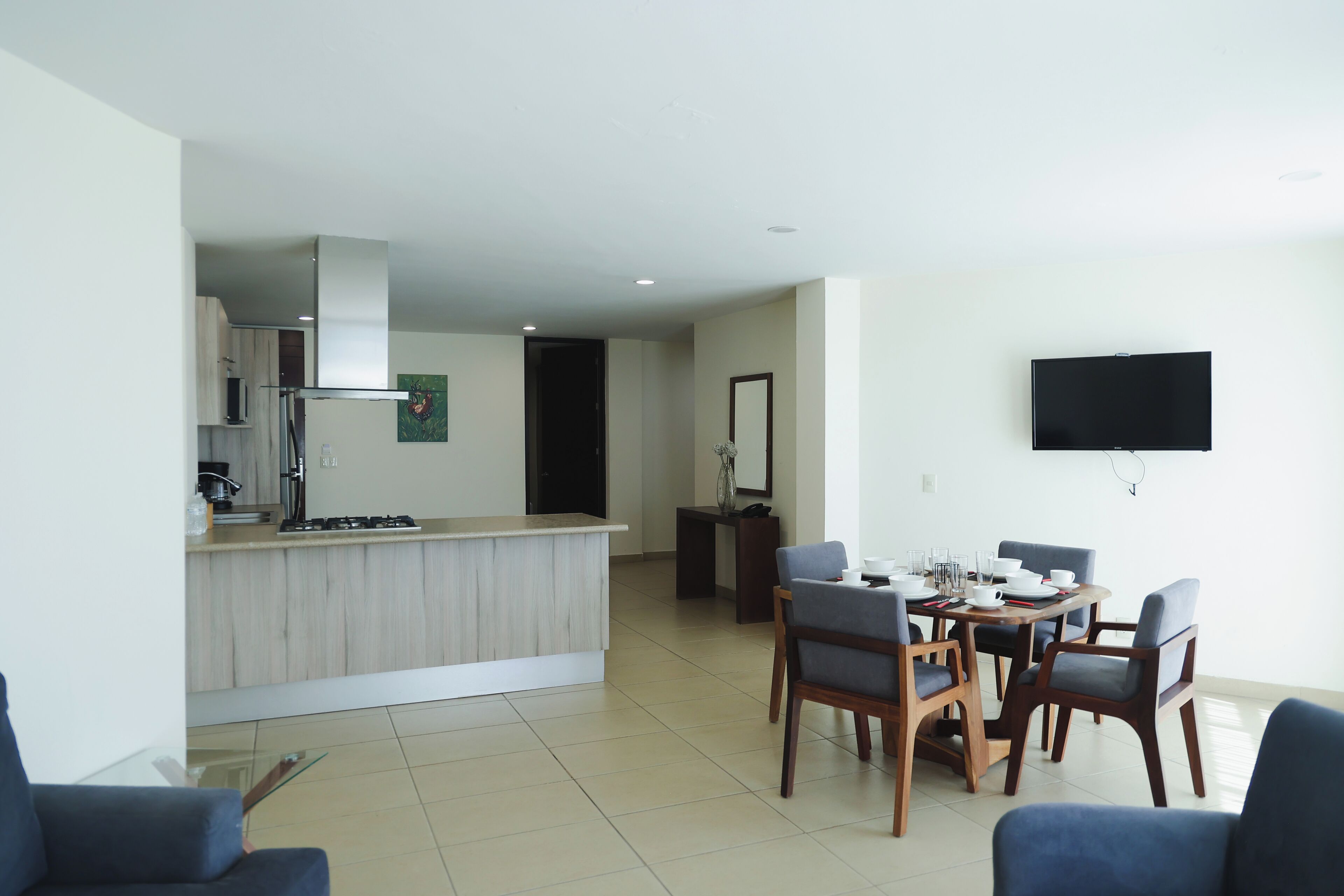 Suite Premium, 2 habitaciones | Sala de estar | Televisión de pantalla plana de 35 pulgadas con canales por cable 