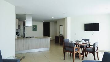 Suite Premium, 2 habitaciones | Sala de estar | Televisión de pantalla plana de 35 pulgadas con canales por cable