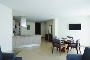 尊荣套房, 2 间卧室 | 客厅 | 35-英寸纯平电视（配备有线频道）、电视、流媒体服务